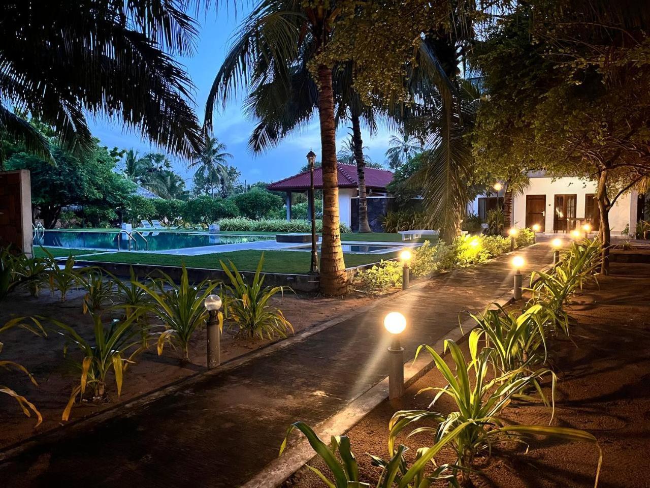 Nn Beach Resort & Spa Нілавелі Екстер'єр фото